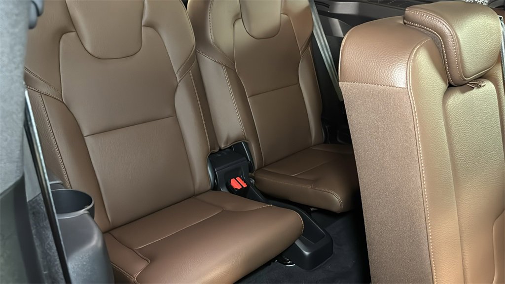 Used 2023 Volvo XC90 B6 Plus image 15