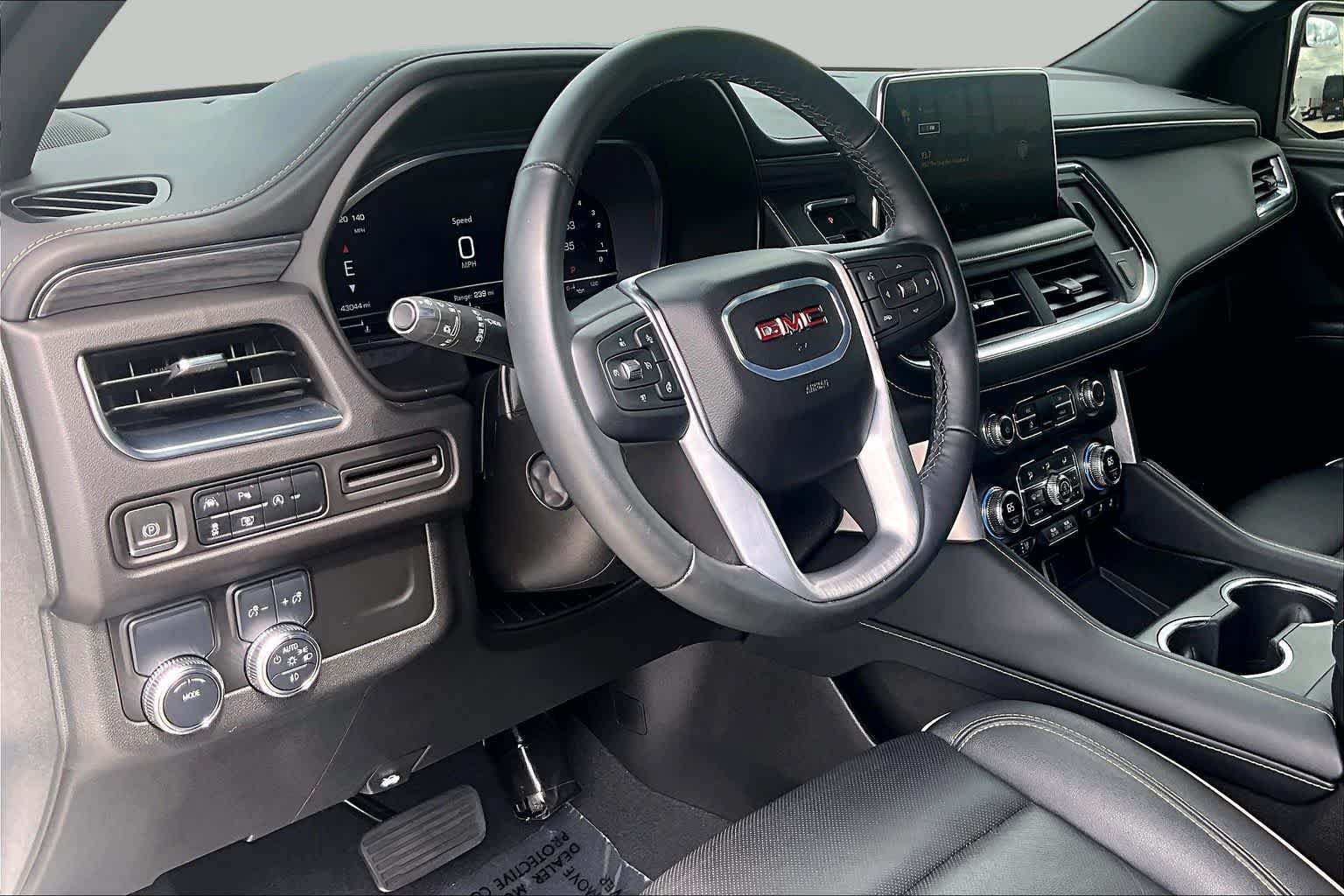 Used 2024 GMC Yukon SLT w/ SLT Luxury Package RWD image 16