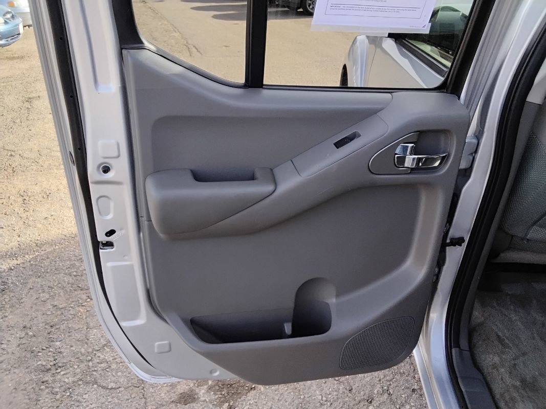 Used 2013 Nissan Frontier SV image 17