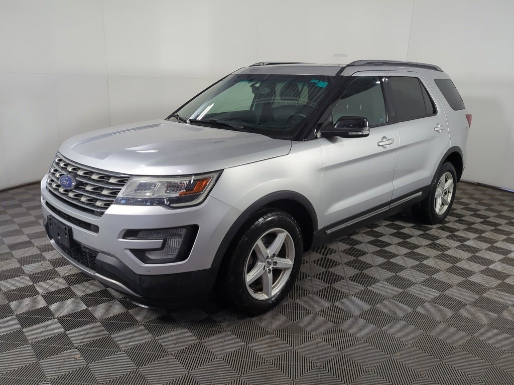 Used 2017 Ford Explorer XLT w/ Equipment Group 202A image 4