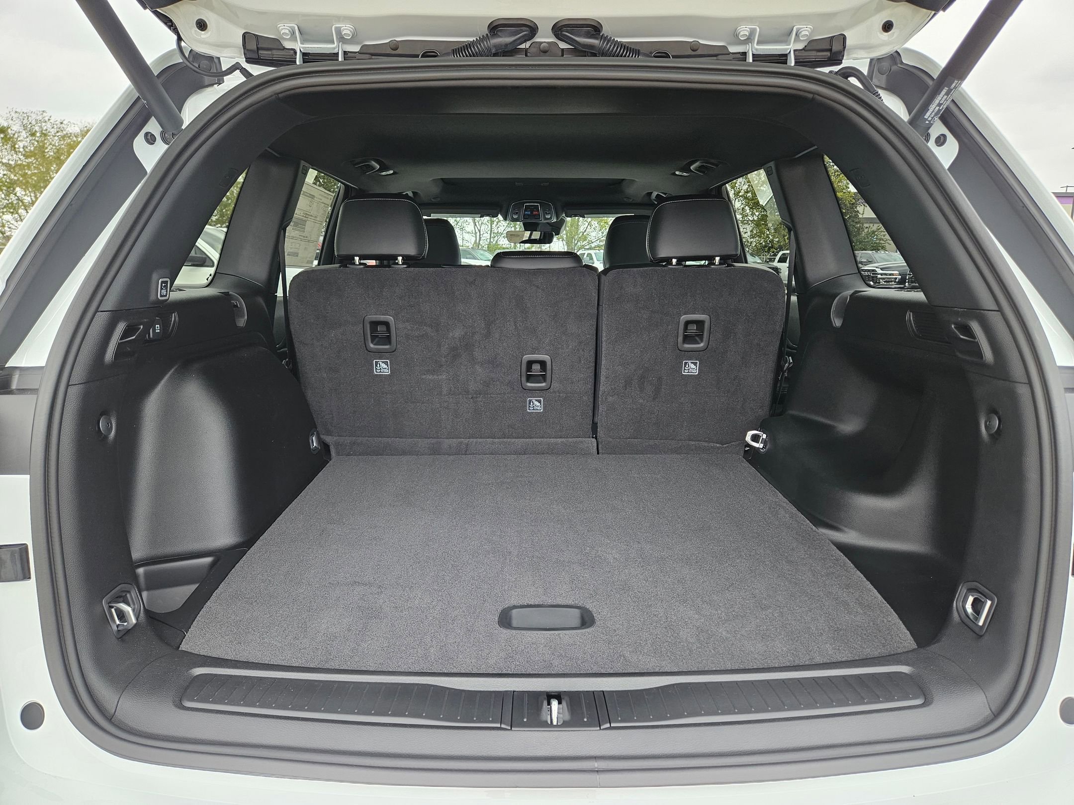 New 2025 Jeep Grand Cherokee Altitude image 19