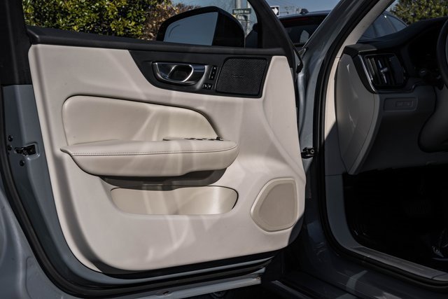 Used 2023 Volvo S60 T8 Plus image 34