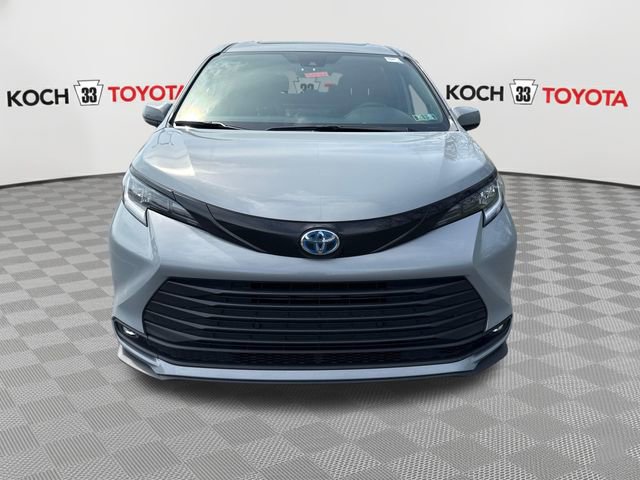 Certified 2025 Toyota Sienna XLE Woodland Edition image 2
