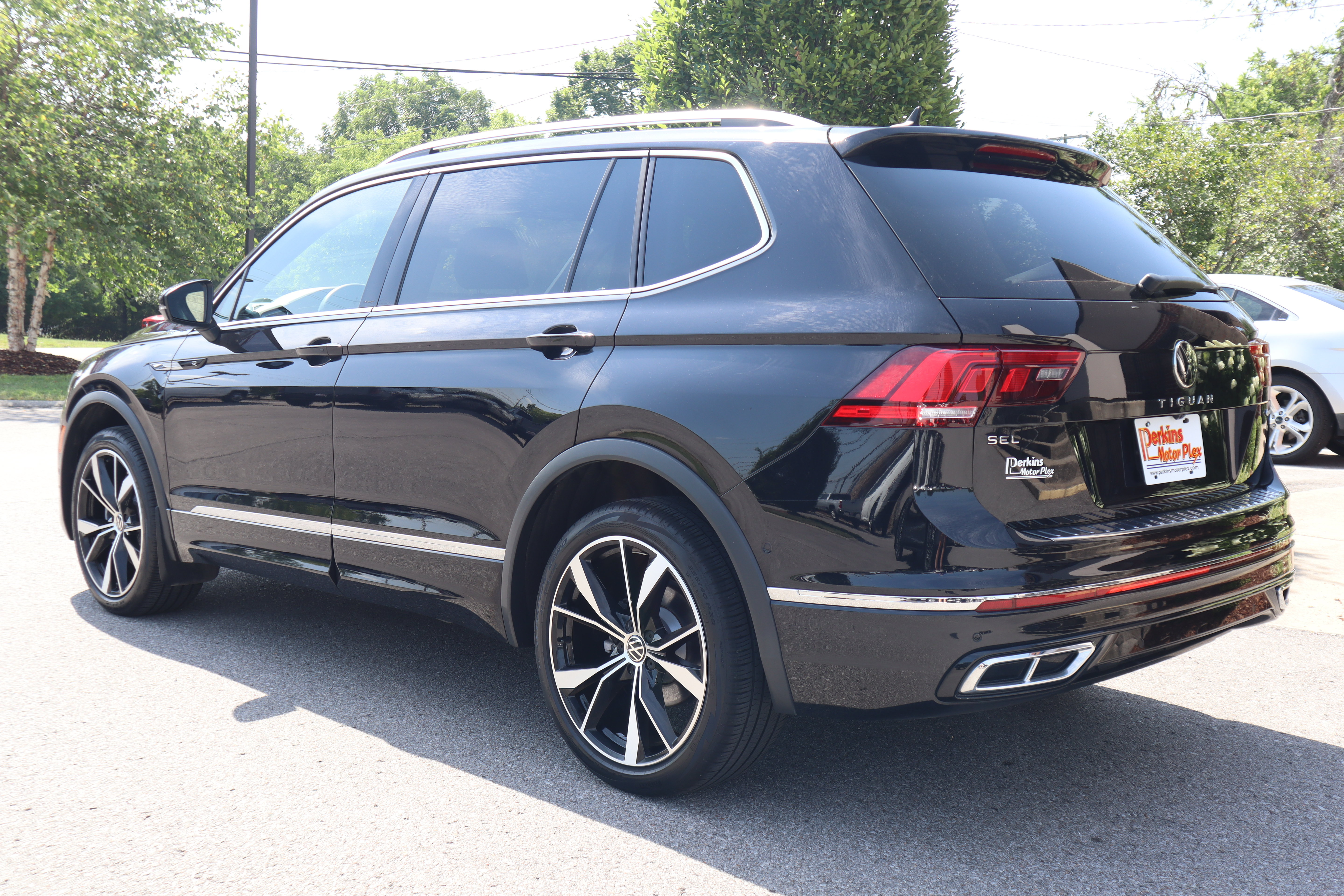 Used 2022 Volkswagen Tiguan SEL R-Line AWD/4WD image 9