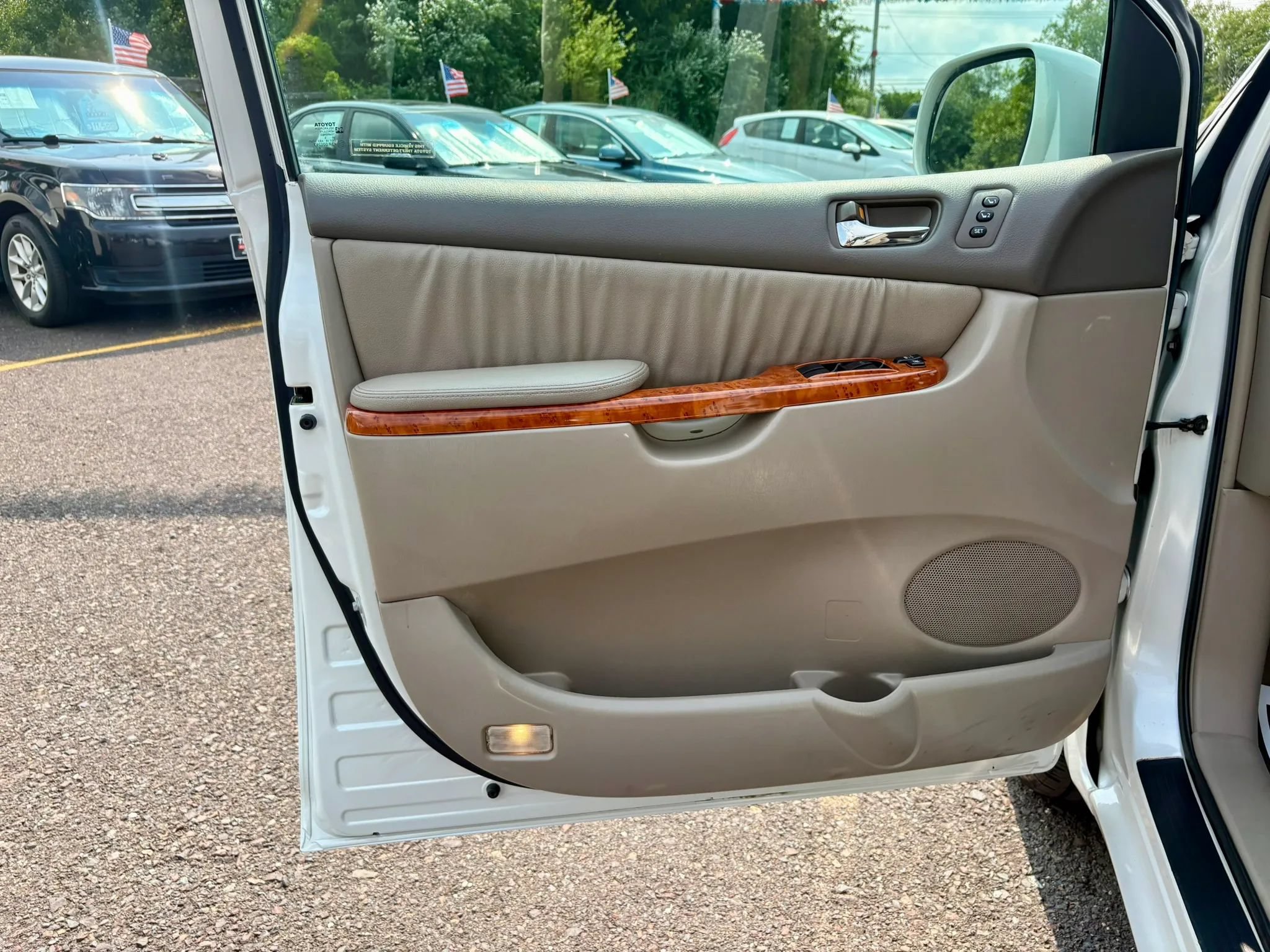 Used 2006 Toyota Sienna XLE w/ XLE Pkg 8 FWD image 11