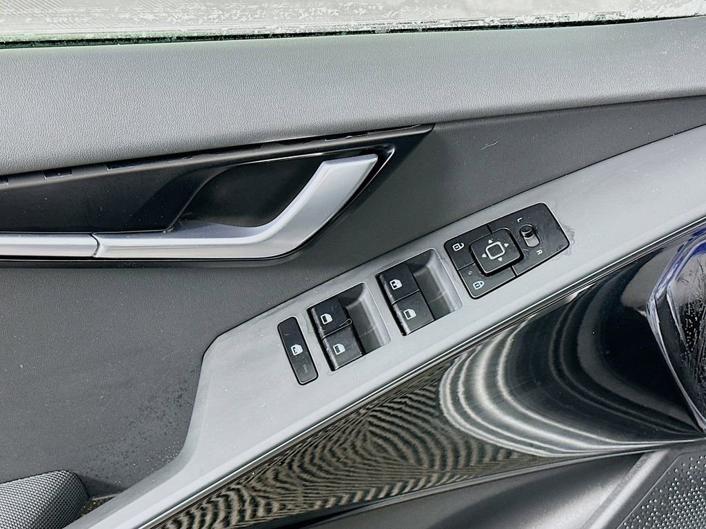 Used 2023 Kia Niro EX image 24