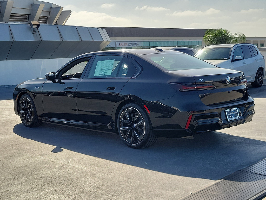 New 2026 BMW i7 M70 w/ Executive Package AWD/4WD image 2