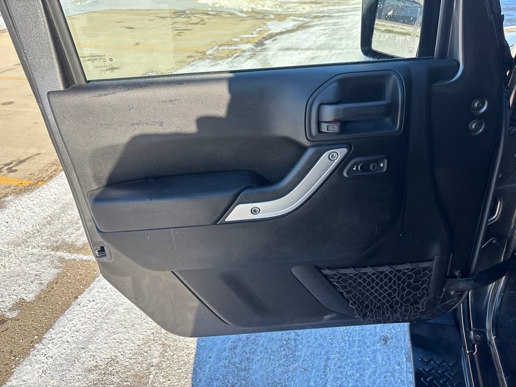 Used 2017 Jeep Wrangler Unlimited Rubicon w/ Max Tow Package AWD/4WD image 13