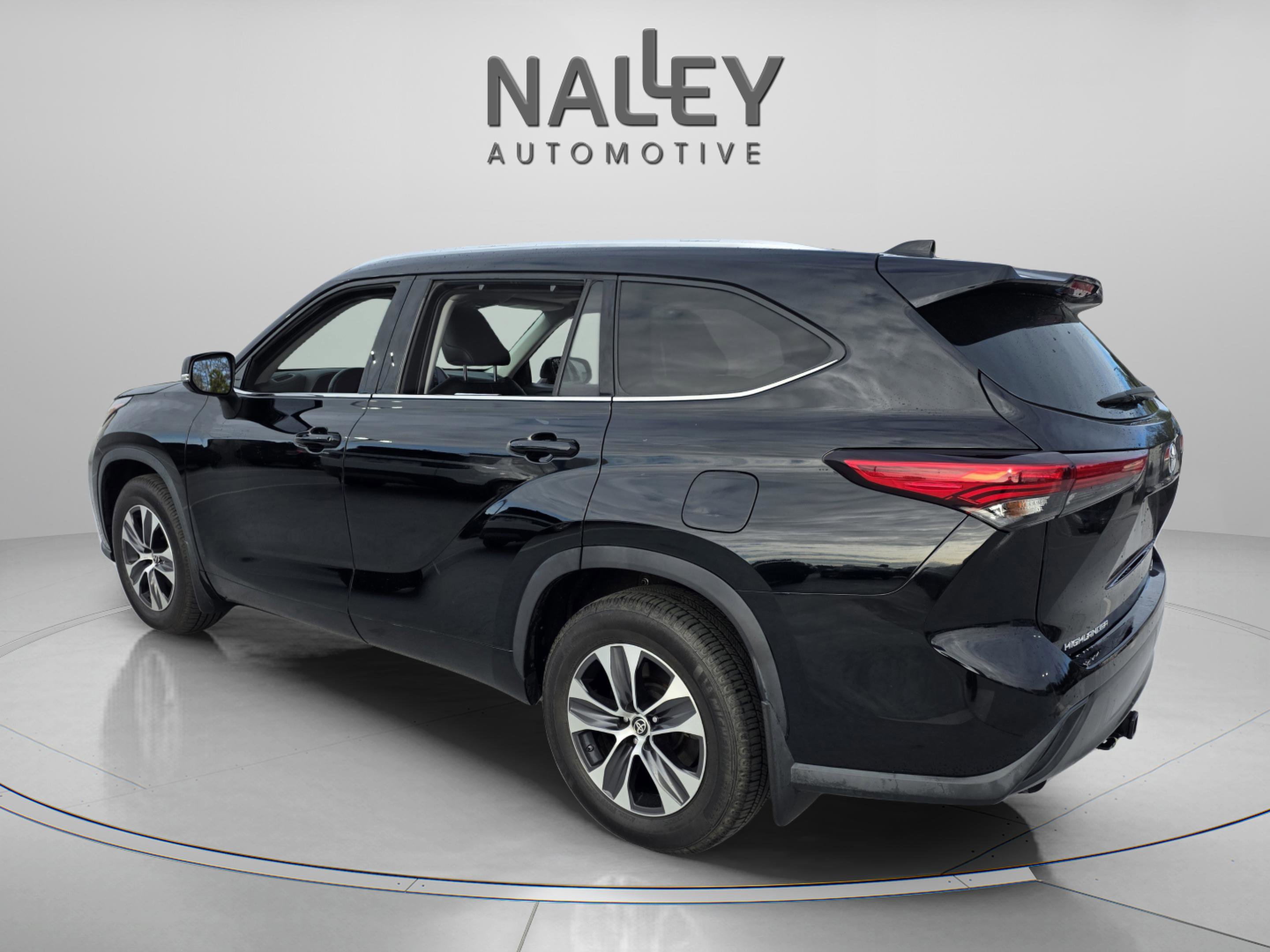 Used 2020 Toyota Highlander XLE image 3