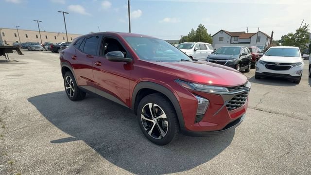Used 2024 Chevrolet Trax RS w/ Driver Confidence Package FWD image 2
