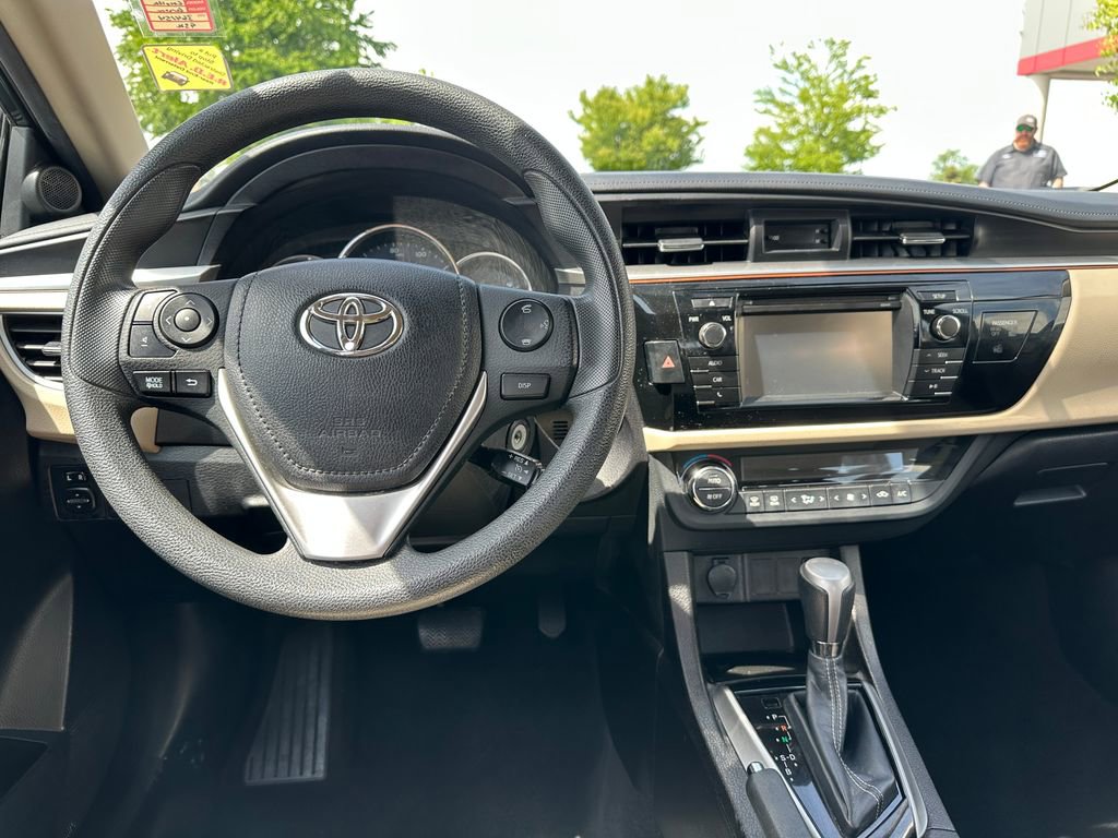 Used 2015 Toyota Corolla LE FWD image 13