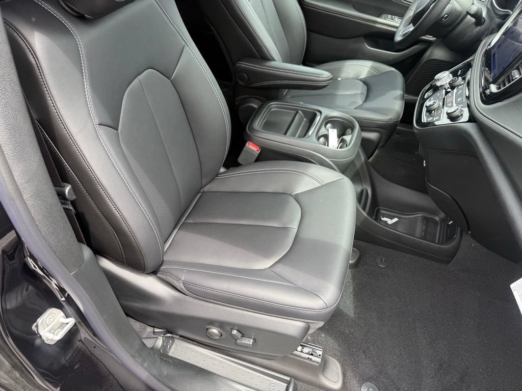 New 2027 Chrysler Pacifica Select FWD image 56
