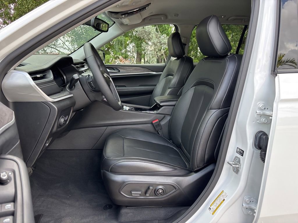 Used 2023 Jeep Grand Cherokee Limited RWD image 12