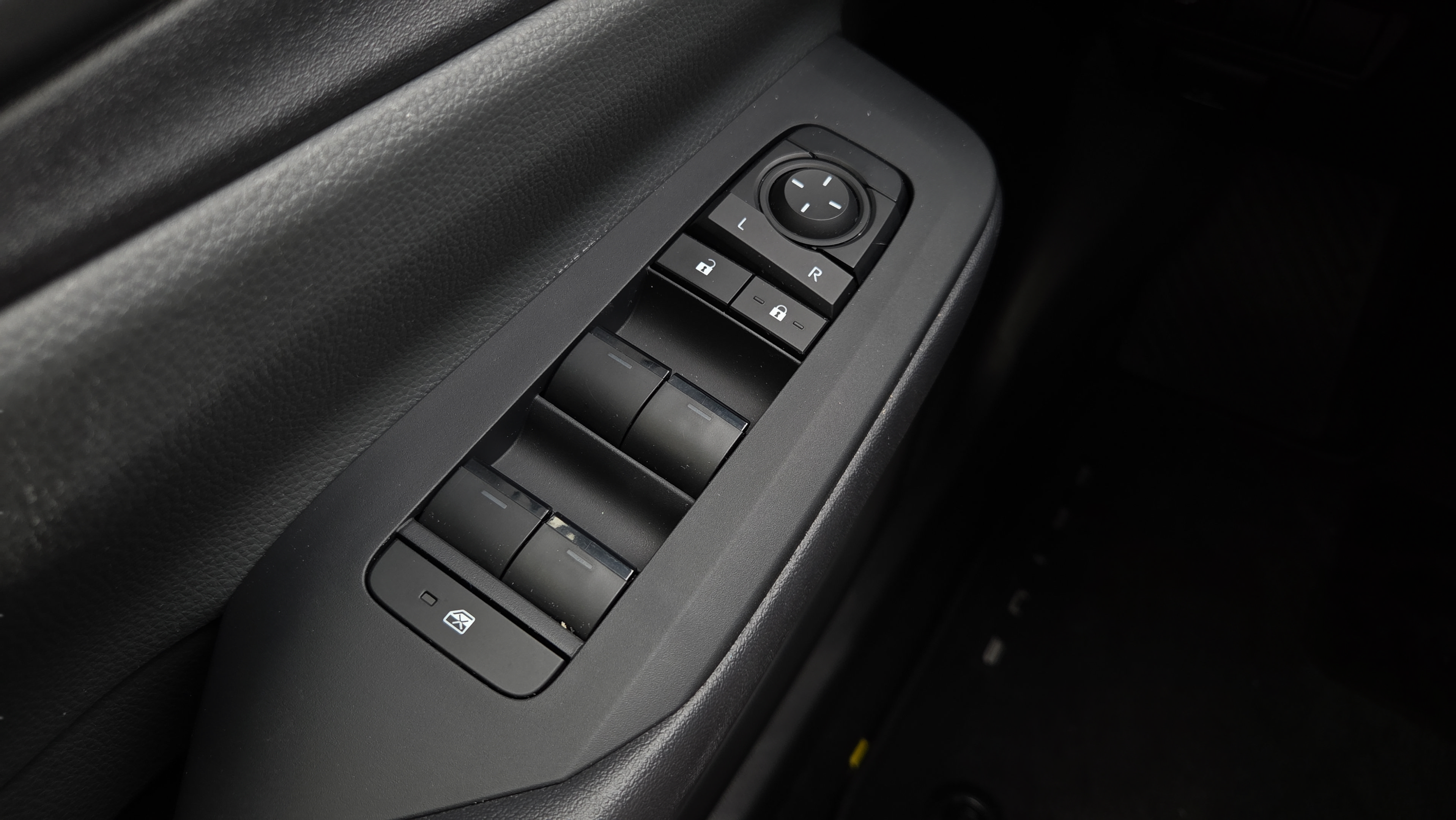 Certified 2025 Toyota Prius LE FWD image 18