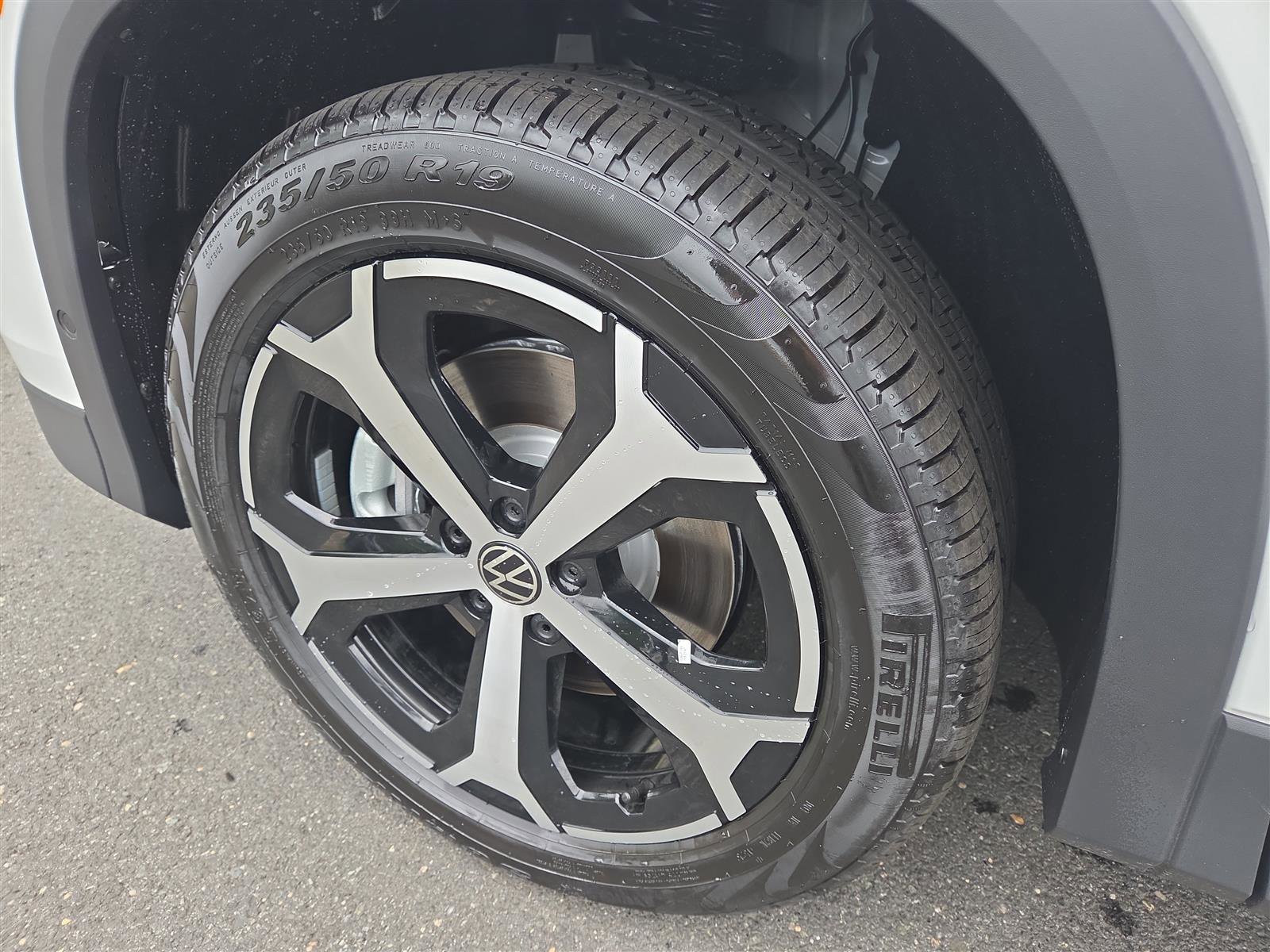 New 2025 Volkswagen Tiguan SE image 9