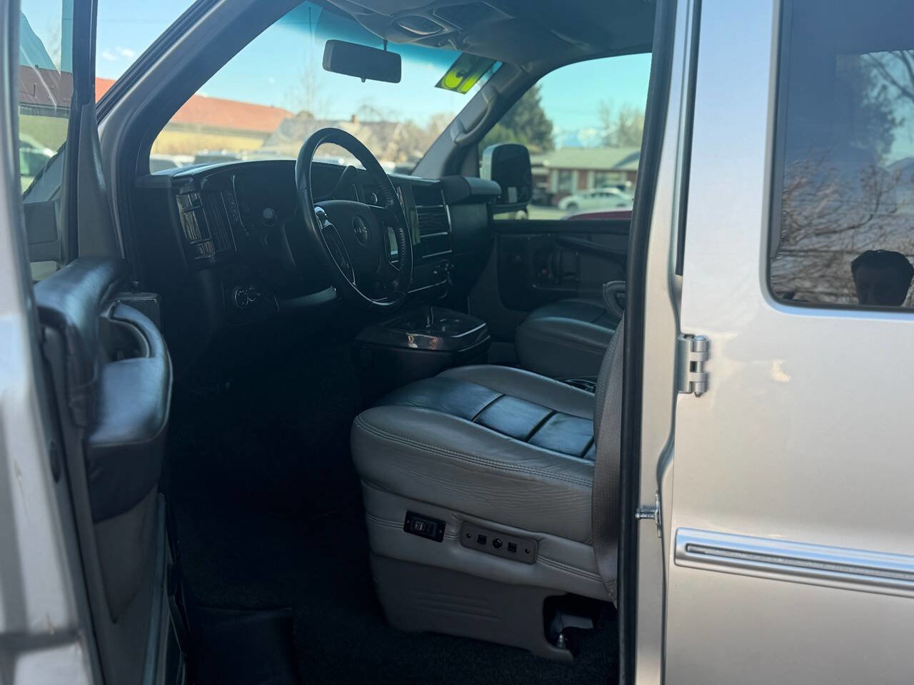 Used 2013 GMC Savana 1500 image 2