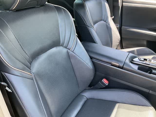 Used 2025 Toyota Crown AWD/4WD image 17