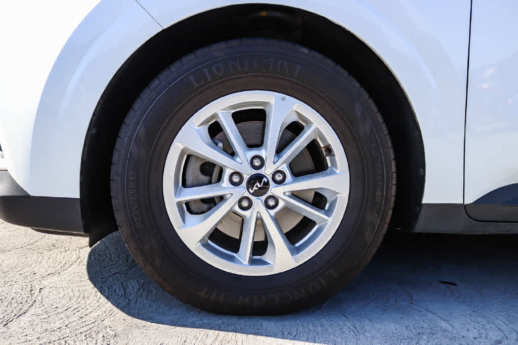 Used 2023 Kia Carnival LX FWD image 11