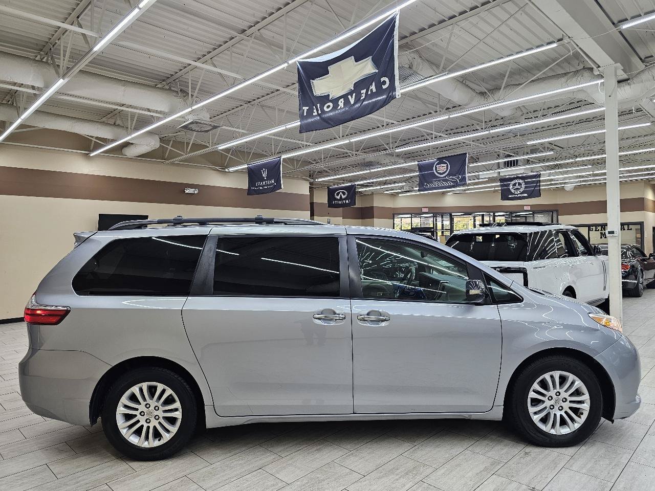 Used 2015 Toyota Sienna XLE w/ XLE Navigation Package FWD image 5