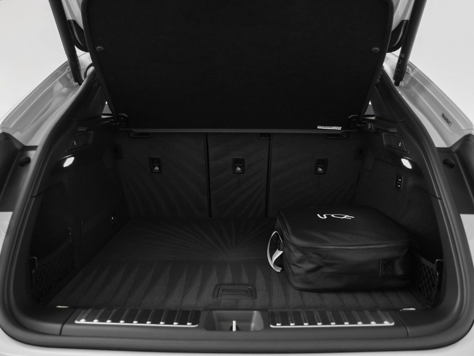 Certified 2025 Porsche Macan 4S Electric AWD/4WD image 19