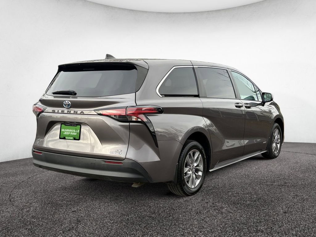 Used 2021 Toyota Sienna LE image 5