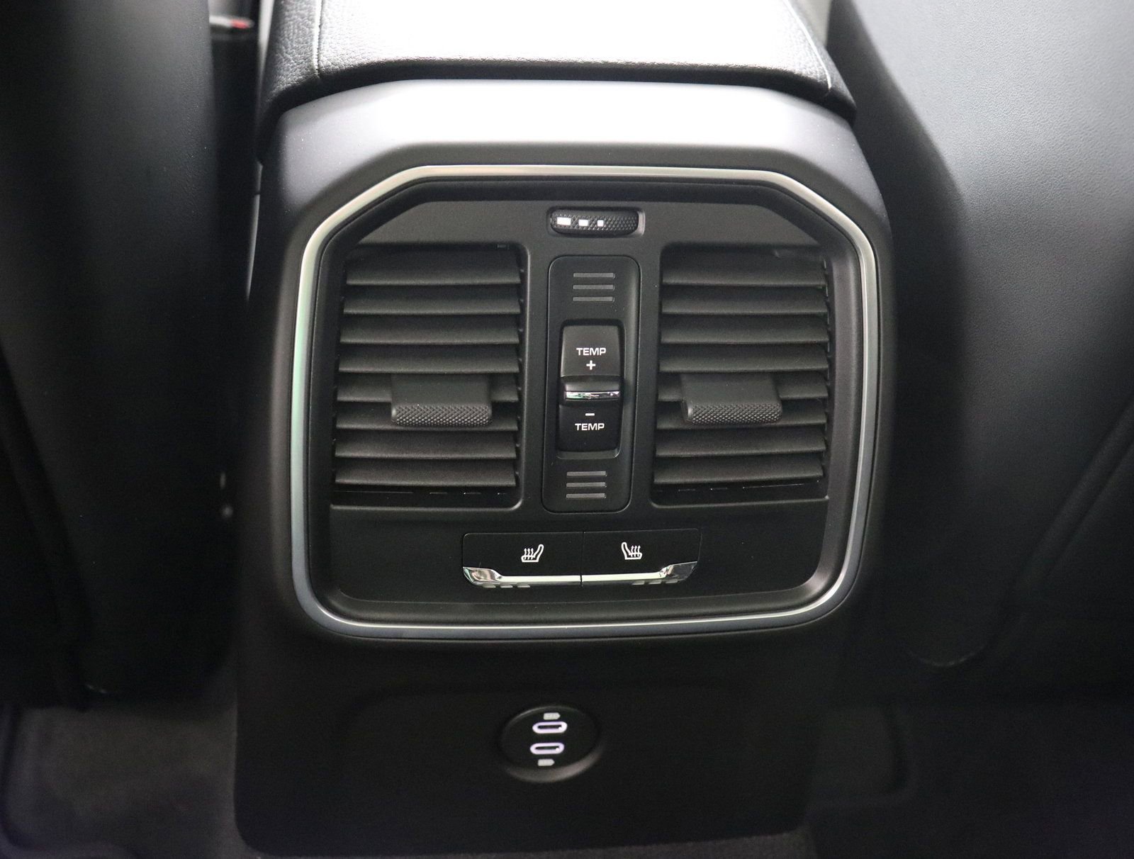 Certified 2025 Porsche Macan AWD/4WD image 27
