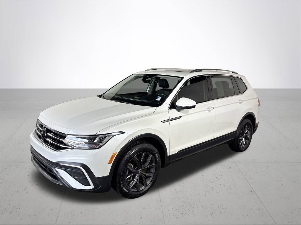 Certified 2023 Volkswagen Tiguan SE w/ Panoramic Sunroof Package image 2