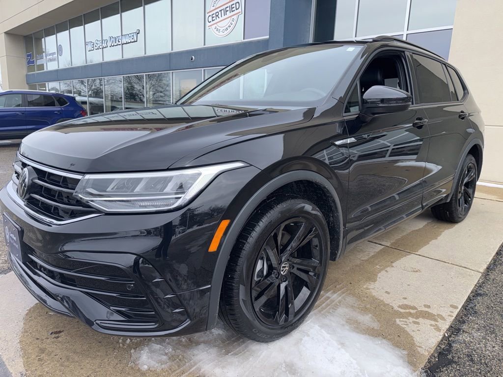 Certified 2024 Volkswagen Tiguan SE R-Line image 4