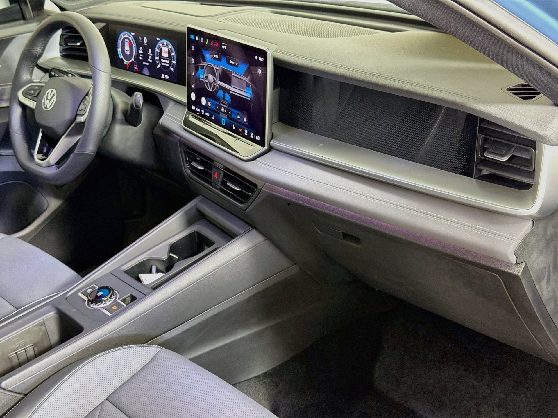 New 2026 Volkswagen Tiguan SE R-Line FWD image 29