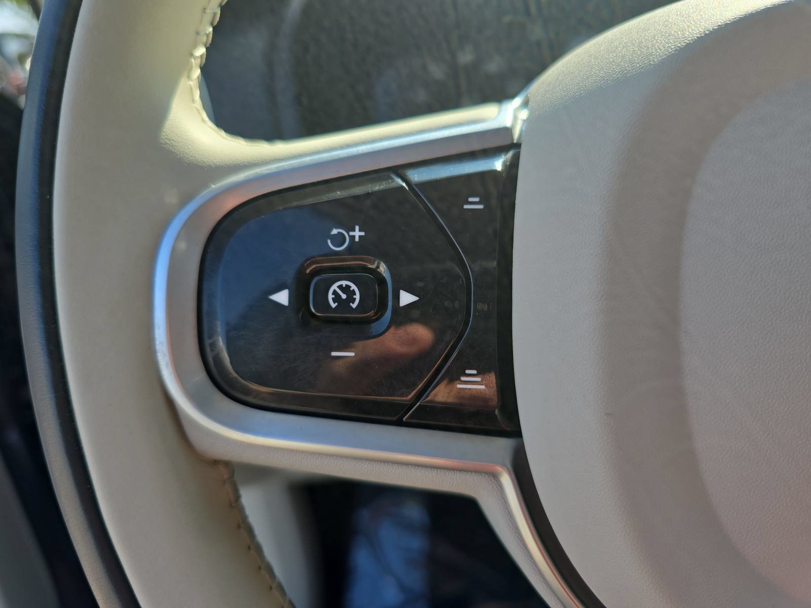 Used 2022 Volvo XC90 T5 Momentum FWD image 16