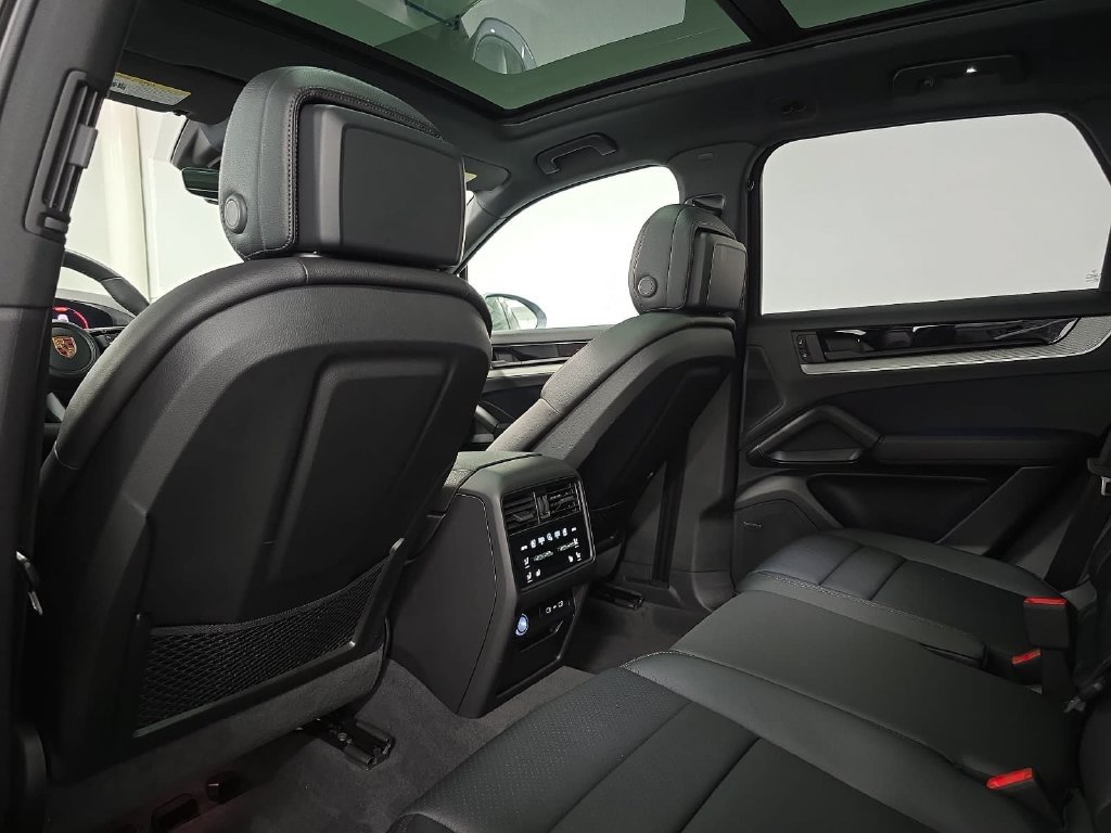 Certified 2026 Porsche Cayenne AWD/4WD image 28