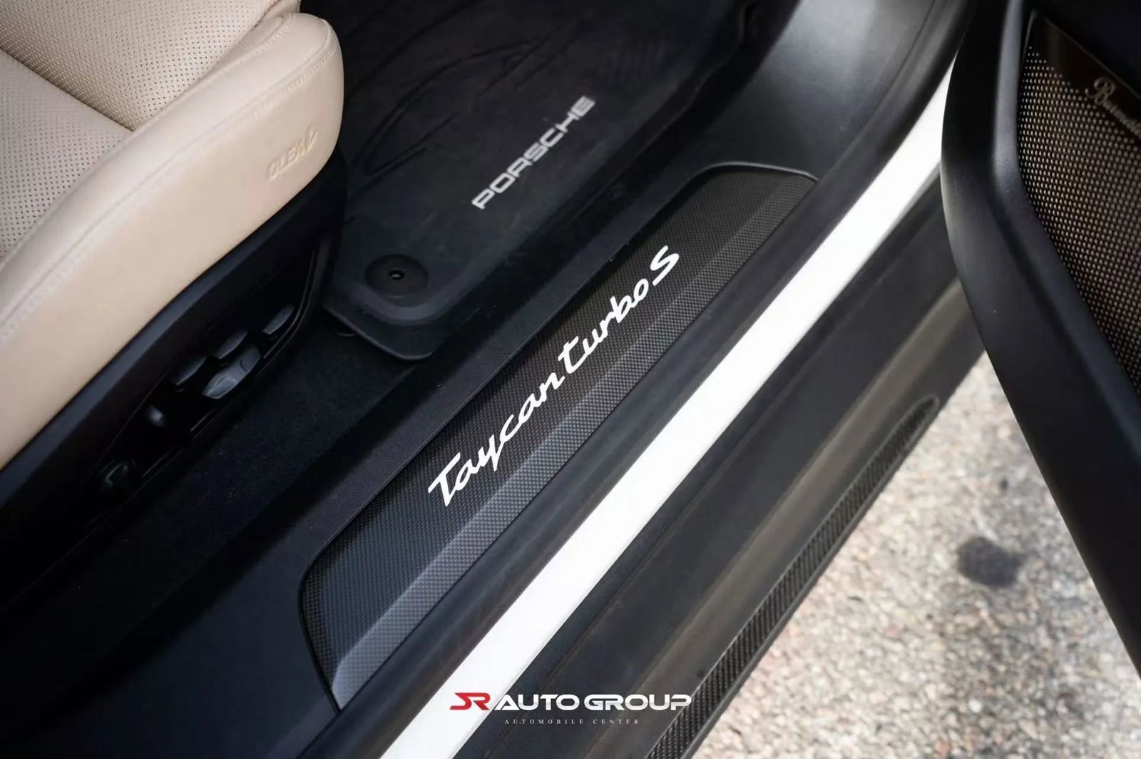 Used 2020 Porsche Taycan image 12