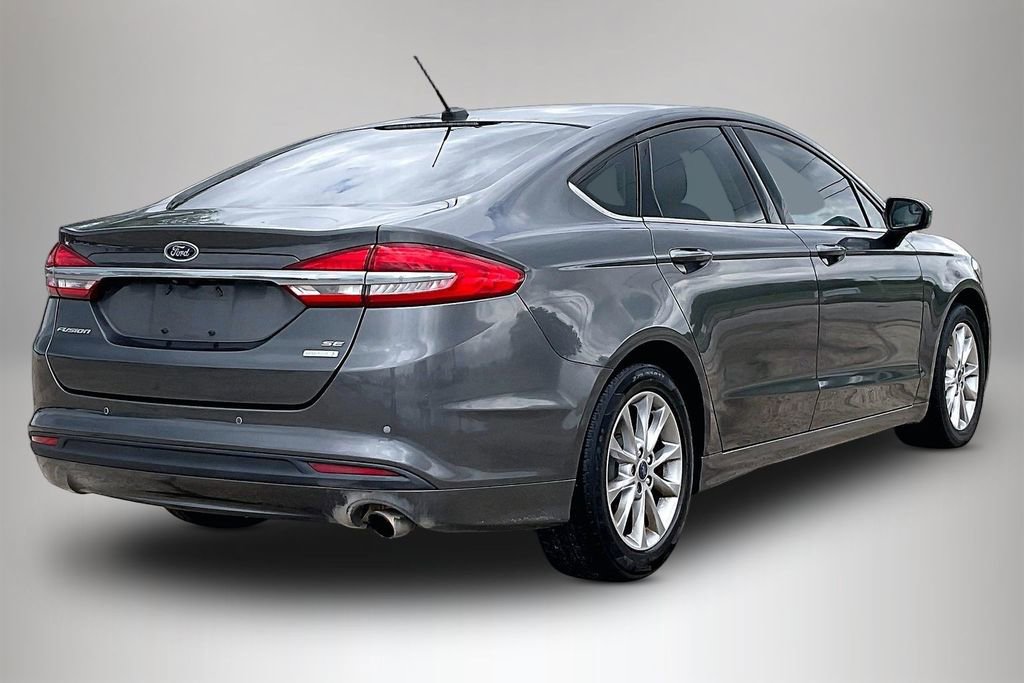 Used 2017 Ford Fusion SE w/ Fusion SE Technology Package FWD image 5