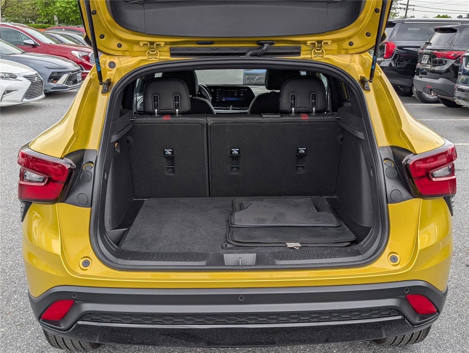 Used 2025 Chevrolet Trax RS w/ Sunroof Package FWD image 14