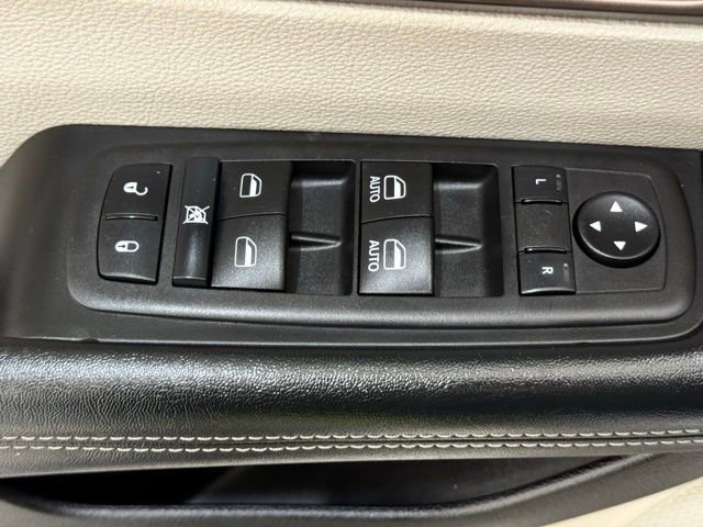 Used 2023 Chrysler Voyager LX image 32