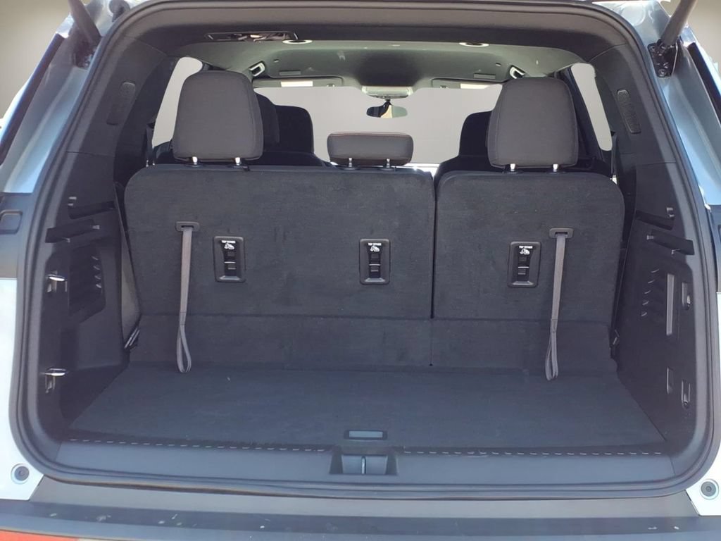 Used 2025 Chevrolet Traverse LT FWD image 27