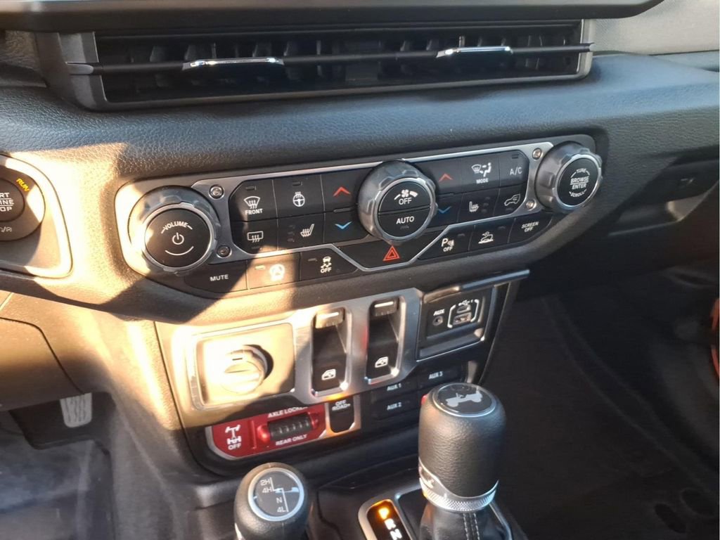 Used 2025 Jeep Wrangler Sport image 24