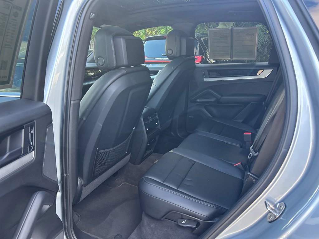 Used 2025 Porsche Cayenne AWD/4WD image 32