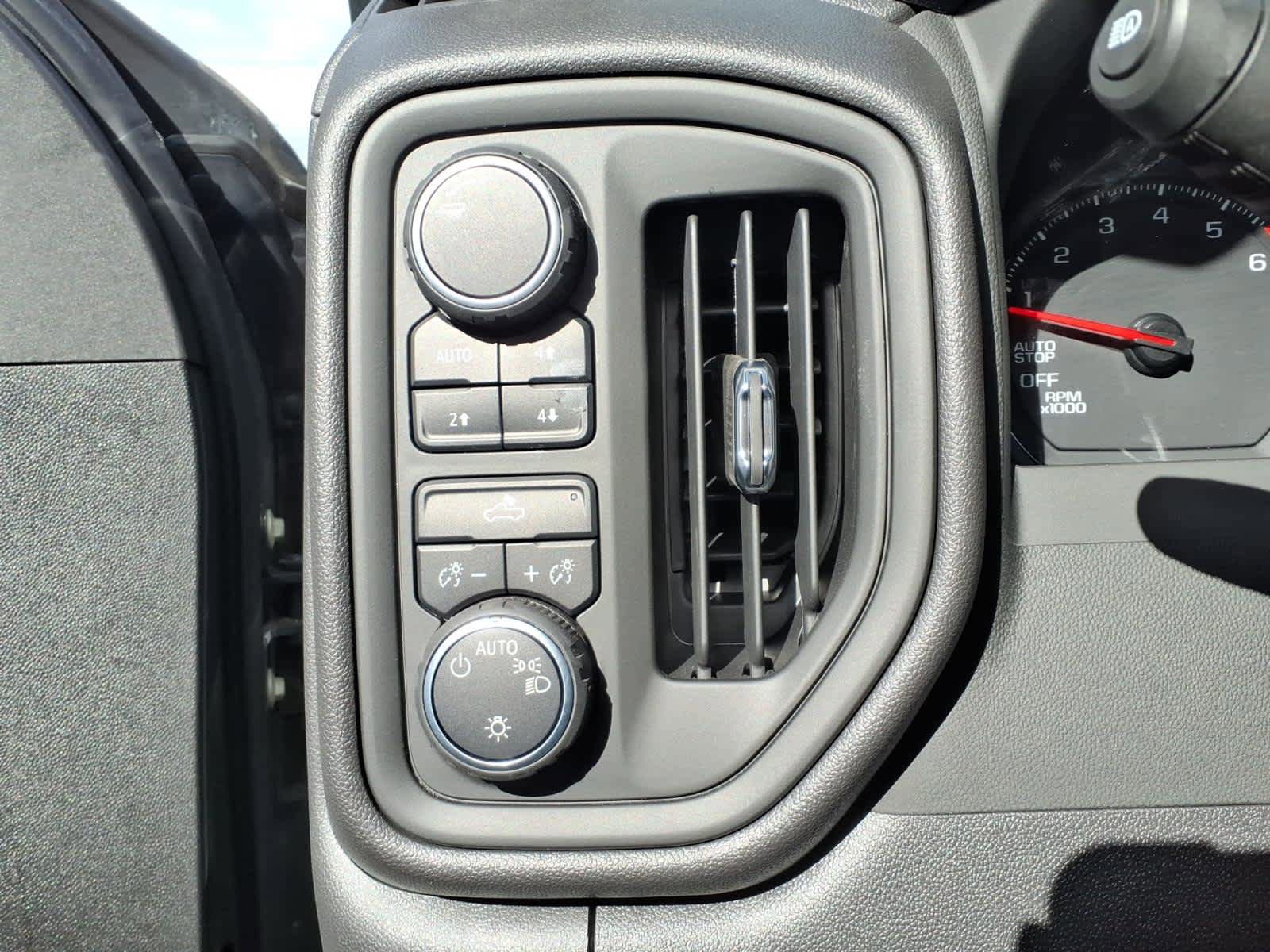 Used 2025 Chevrolet Silverado 1500 Custom Trail Boss w/ LPO, Dark Essentials Package AWD/4WD image 11