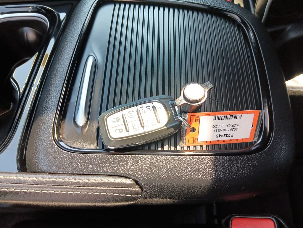 Used 2026 Chrysler Pacifica Limited FWD image 29