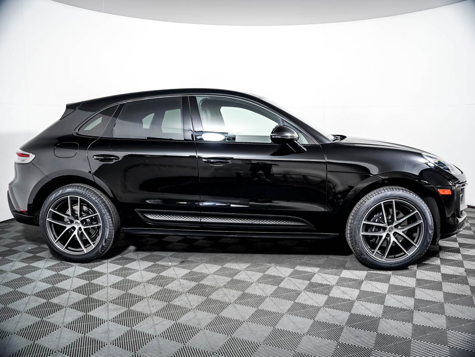 Certified 2024 Porsche Macan AWD/4WD image 9