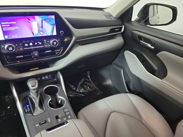Used 2023 Toyota Highlander XLE FWD image 20