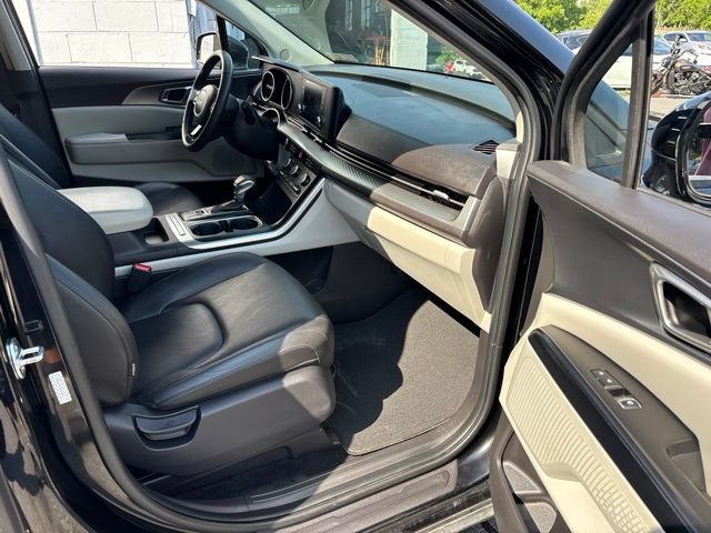 Used 2023 Kia Carnival LX FWD image 8