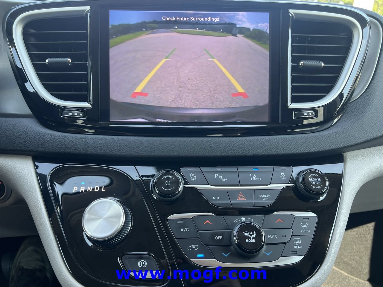 Used 2024 Chrysler Pacifica Touring-L FWD image 9