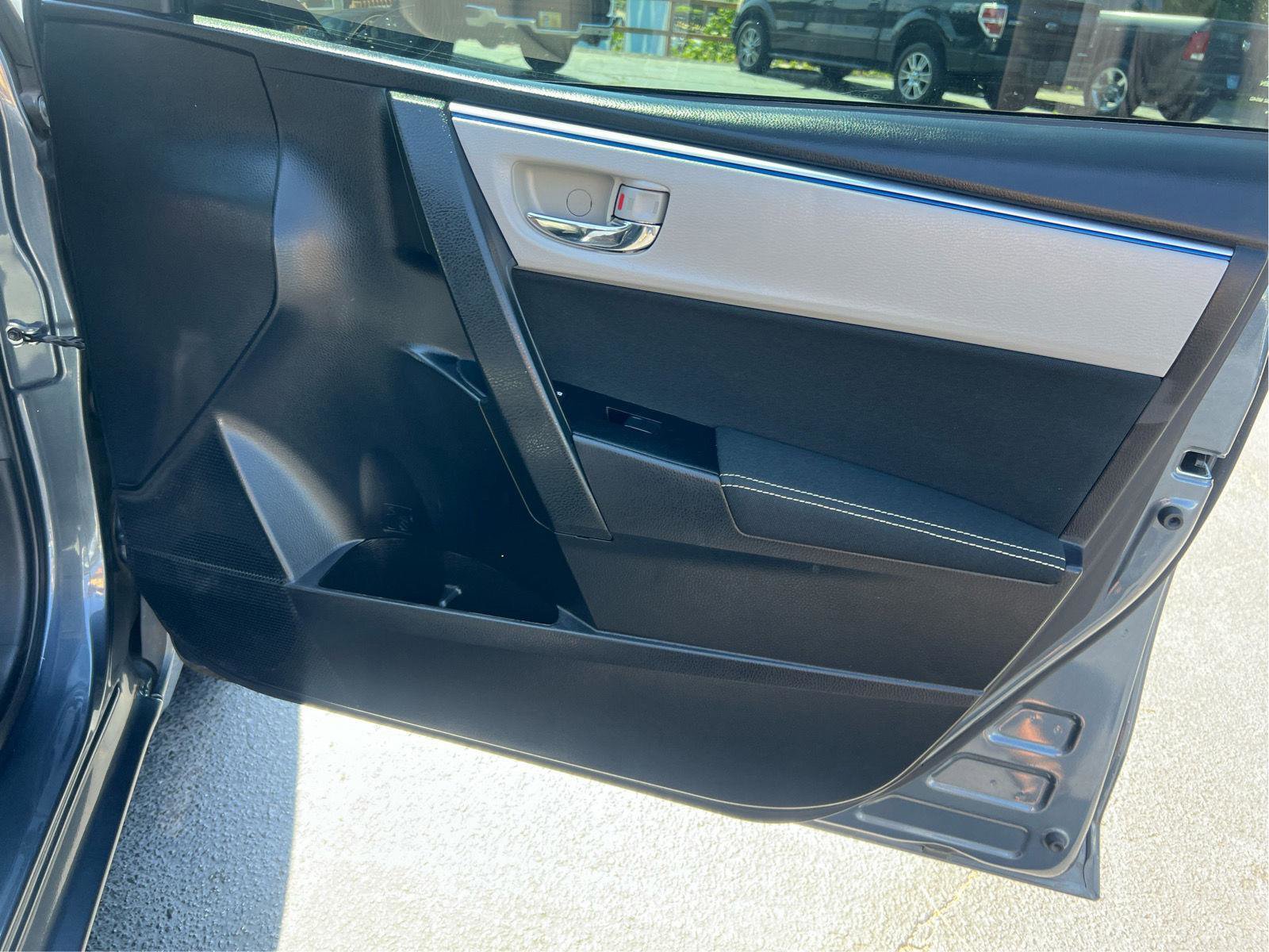 Used 2016 Toyota Corolla LE FWD image 13