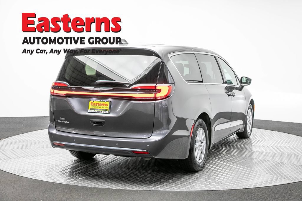 Used 2023 Chrysler Pacifica Touring-L FWD image 5