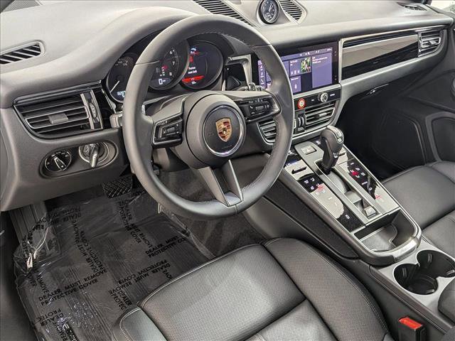 Certified 2025 Porsche Macan image 4