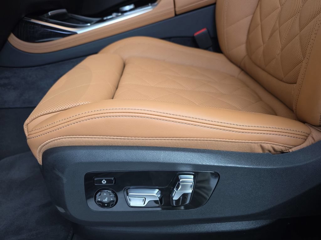 Used 2026 BMW X7 xDrive40i w/ M Sport Package AWD/4WD image 29
