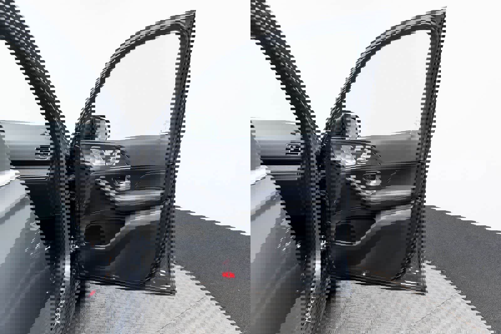 Used 2025 Mercedes-Benz GLE 450e 4MATIC w/ Driver Assistance Package image 43