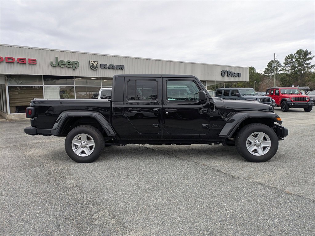 Used 2022 Jeep Gladiator Sport image 3